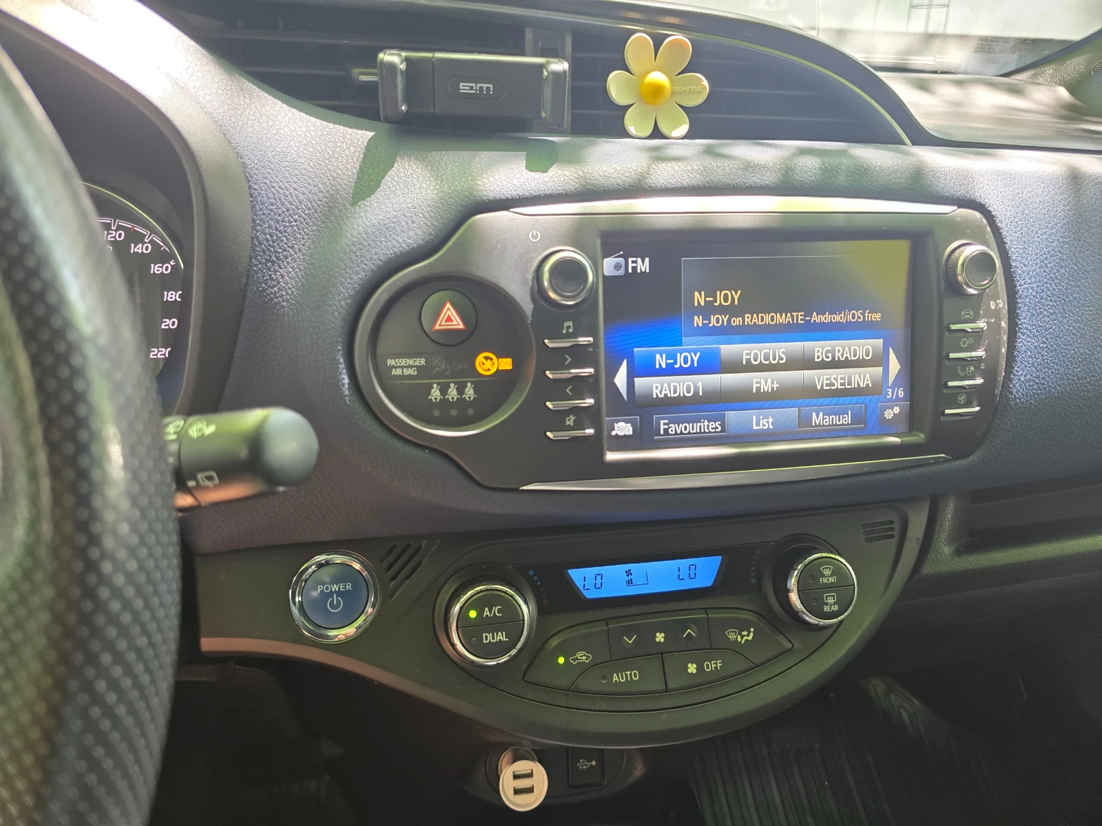 Toyota Yaris 1.5 VVT-i Hybrid, снимка 13 - Автомобили и джипове - 54809938
