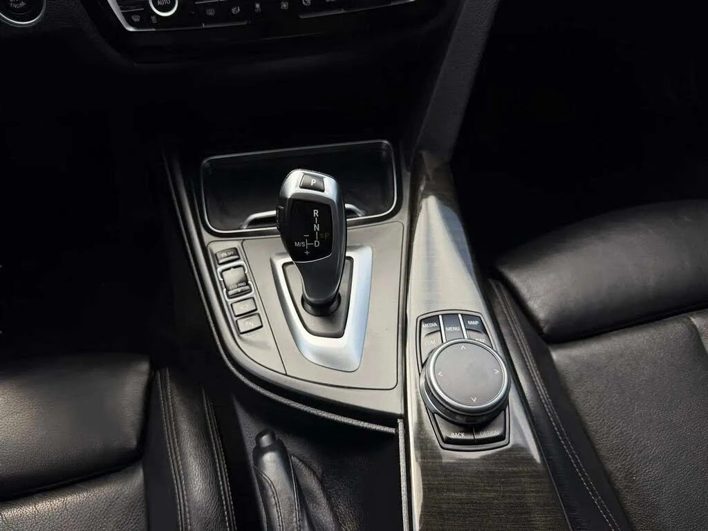 BMW 330 xDrive* АвтоКредит * (Цена до БГ), снимка 14 - Автомобили и джипове - 55630936