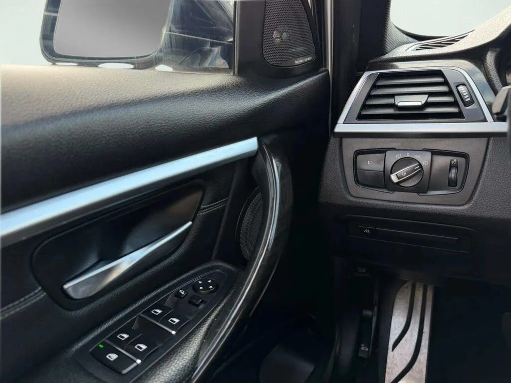 BMW 330 xDrive* АвтоКредит * (Цена до БГ), снимка 17 - Автомобили и джипове - 55630936