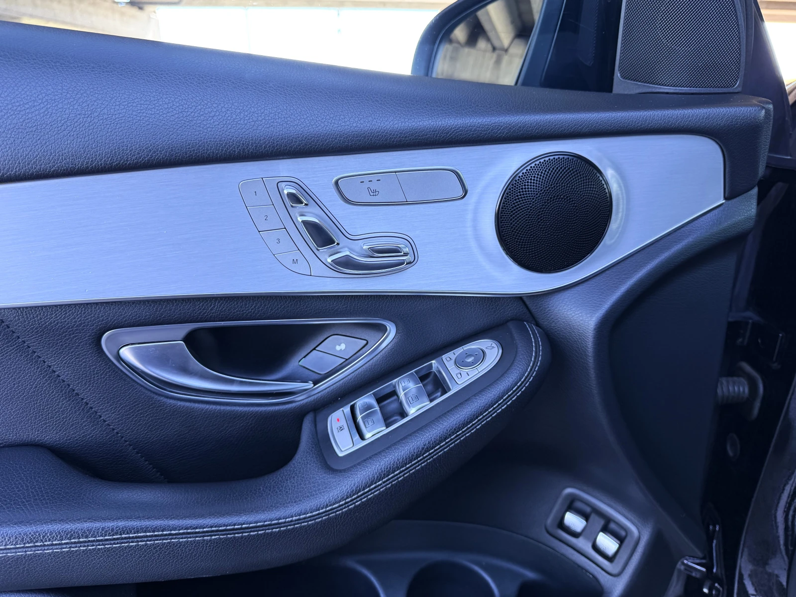 Mercedes-Benz GLC 250 d/AMG/4M/AIRMATIC/NIGHT/LED/PANO/CAMERA/DISTRONIC/ - изображение 7