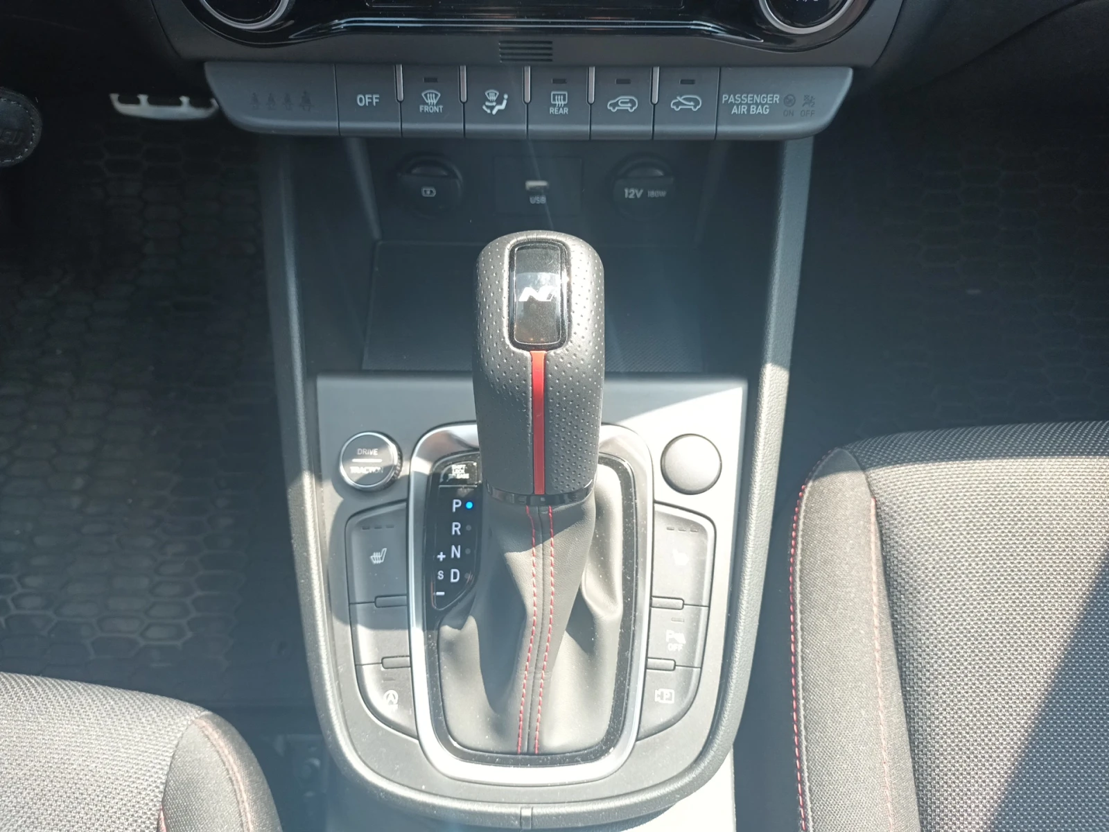 Hyundai Kona 1.6 TGDI, снимка 15 - Автомобили и джипове - 55801341