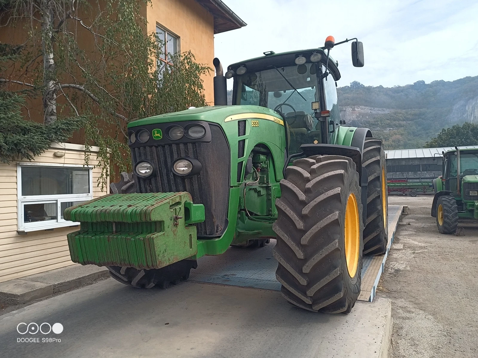 Трактор John Deere 8330 - изображение 3