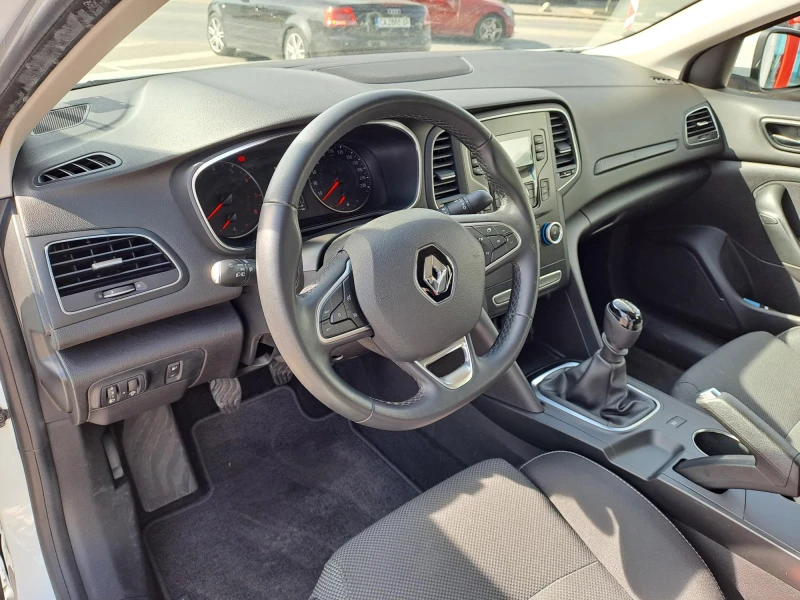 Renault Megane 1.3 Tce , снимка 8 - Автомобили и джипове - 47665393