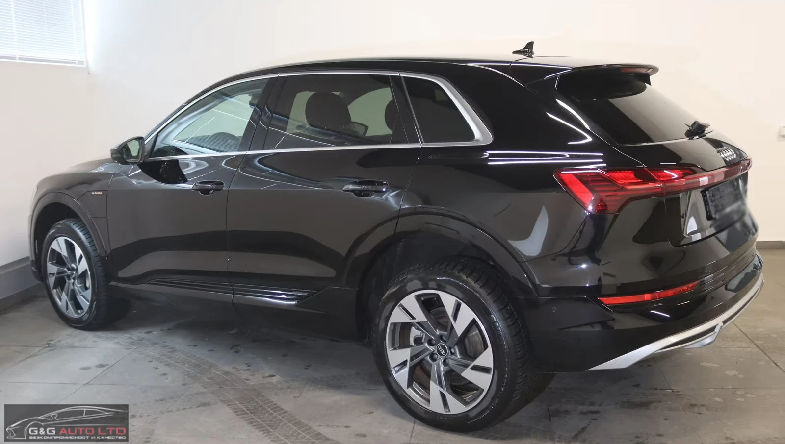 Audi E-Tron 55 QUATTRO/408HP/S-LINE/CAM/DIGI/LED/NAVI/146q, снимка 2 - Автомобили и джипове - 54138588