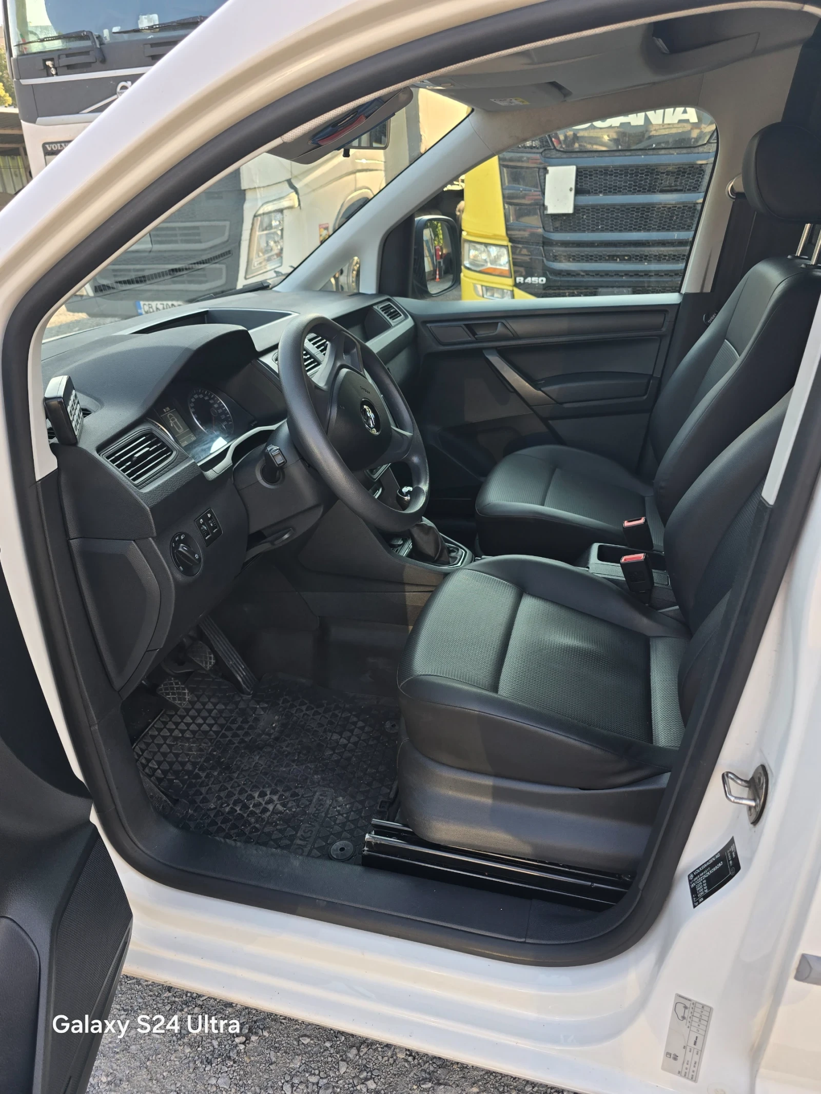 VW Caddy, снимка 6 - Автомобили и джипове - 56342857