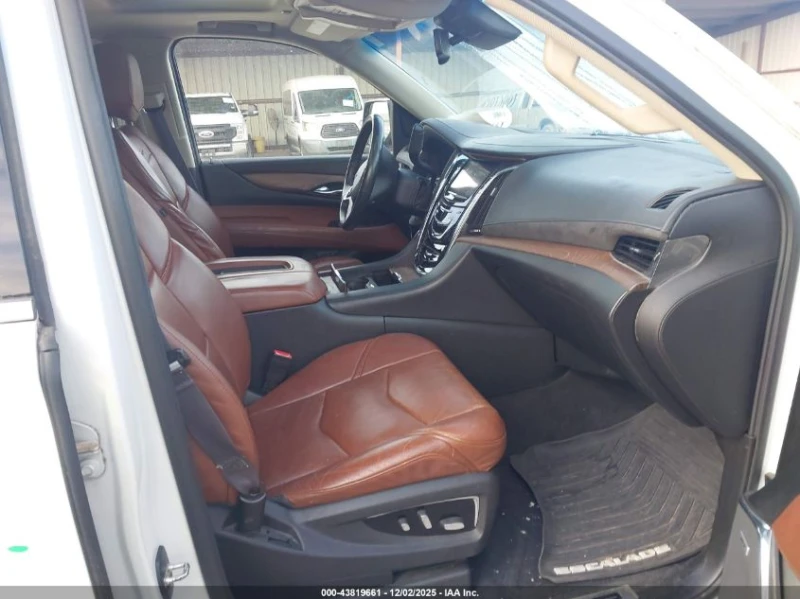 Cadillac Escalade 6.2L V-8 DI, VVT, 420HP 4X4 Drive, снимка 11 - Автомобили и джипове - 53150657