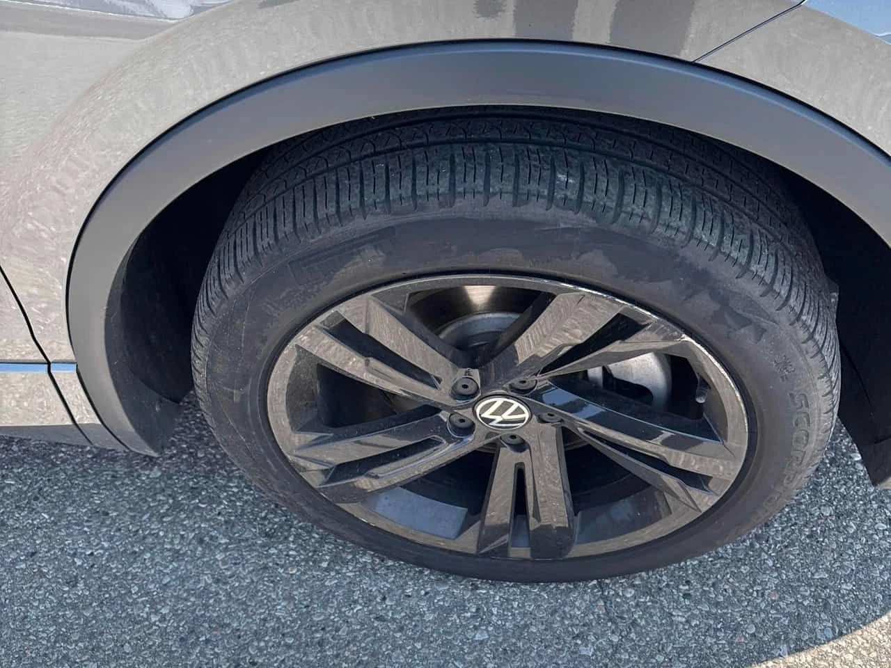 VW Tiguan * Comfortline R Line Black Edition * CARFAX * , снимка 7 - Автомобили и джипове - 55505471