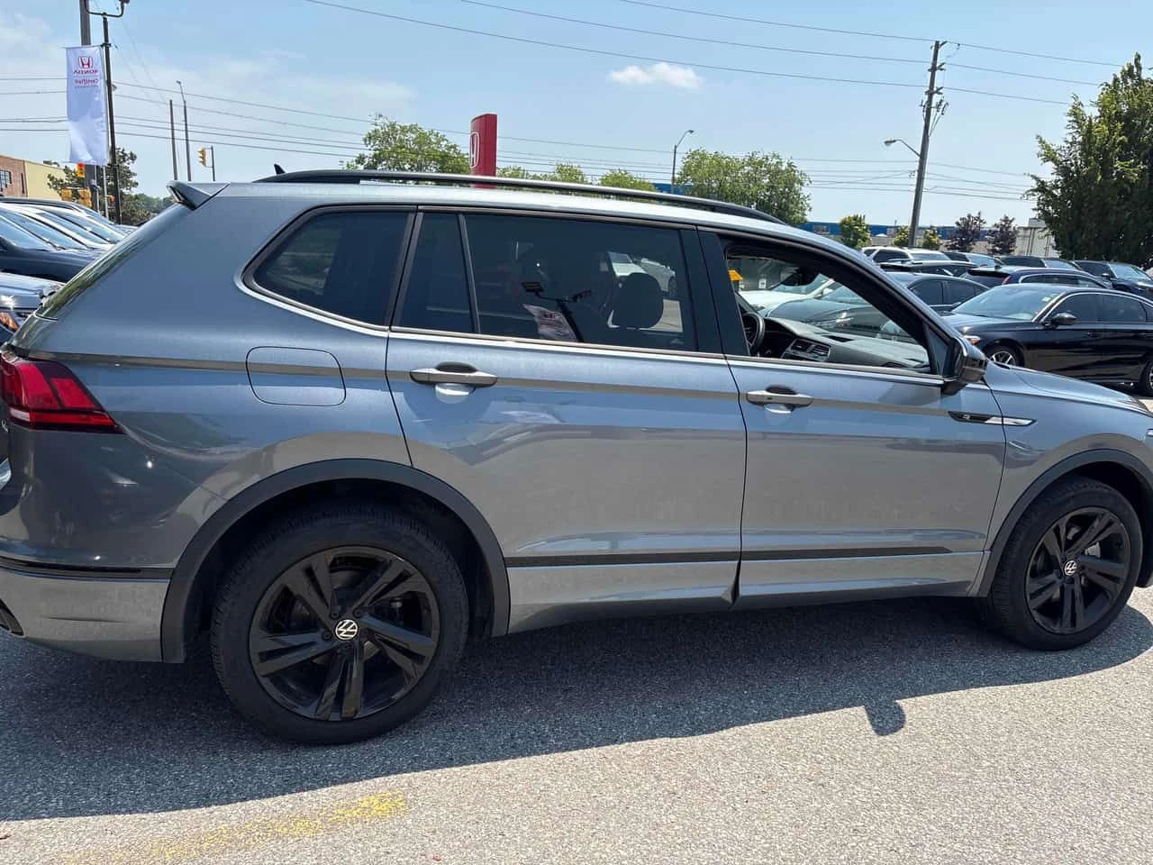 VW Tiguan * Comfortline R Line Black Edition * CARFAX * , снимка 16 - Автомобили и джипове - 55505471