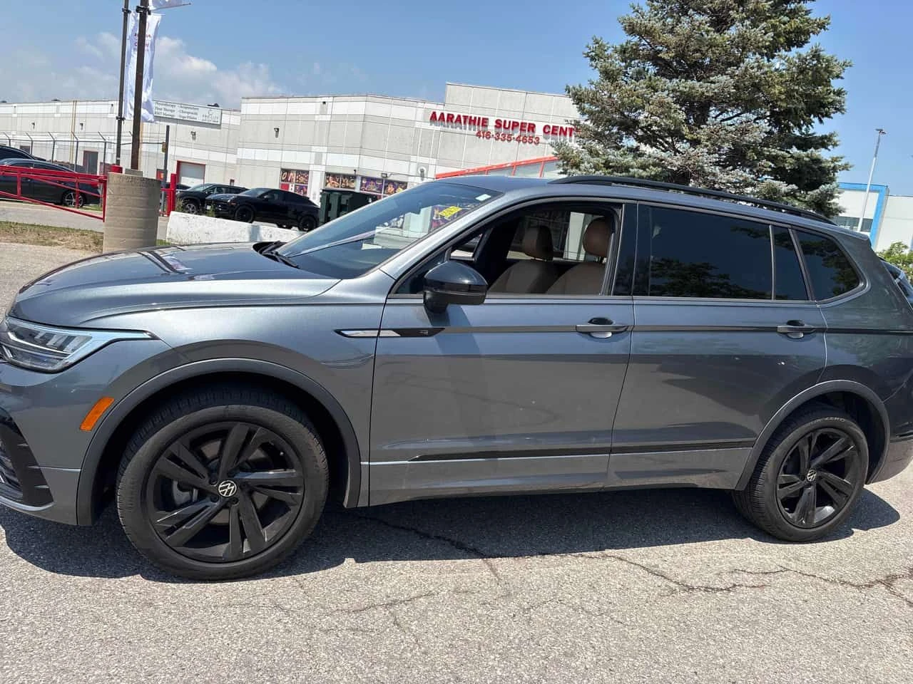 VW Tiguan * Comfortline R Line Black Edition * CARFAX * , снимка 2 - Автомобили и джипове - 55505471