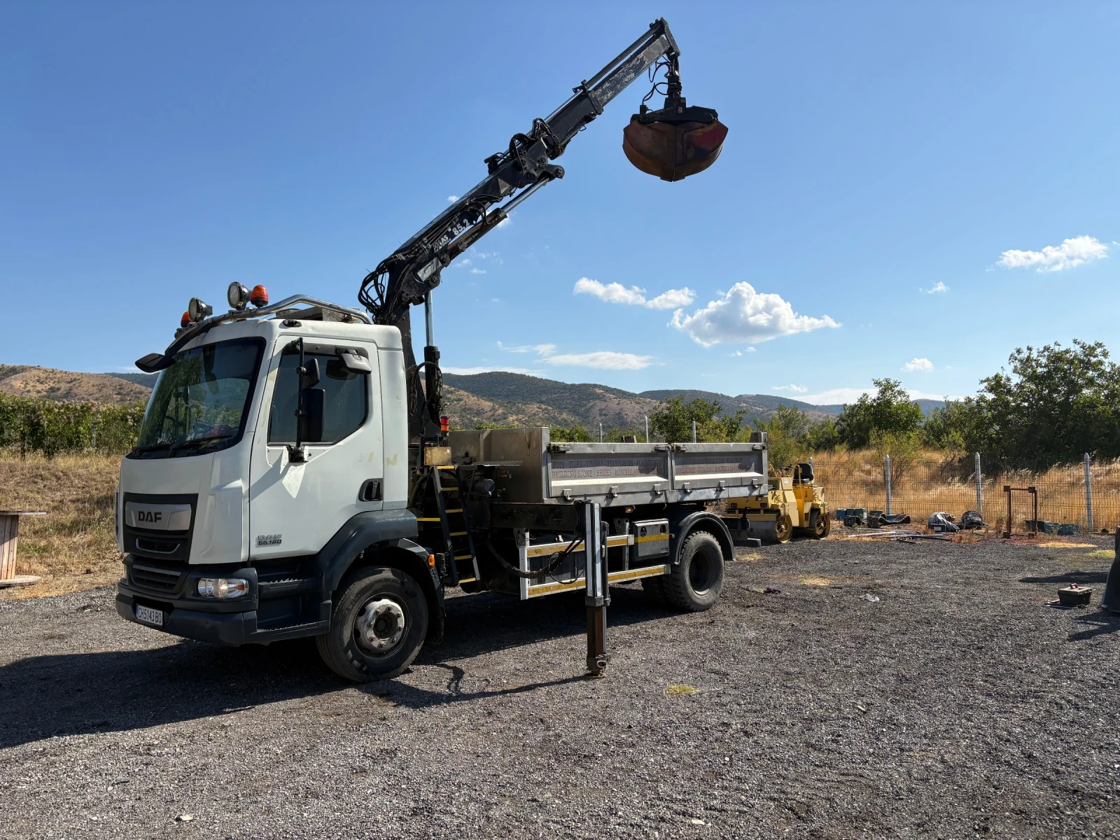 Daf 55 Самосвал с кран+ щипка, снимка 2 - Камиони - 55950985