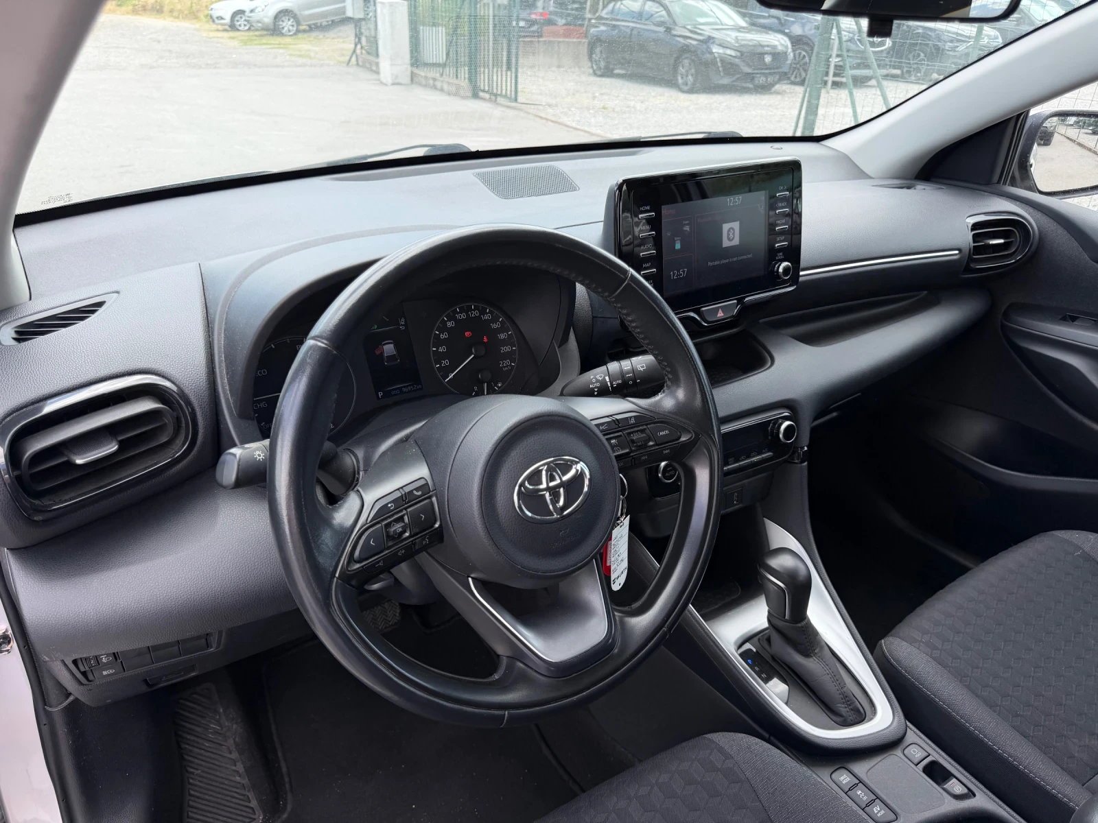 Toyota Yaris 1.5 Hybrid, снимка 11 - Автомобили и джипове - 55182958
