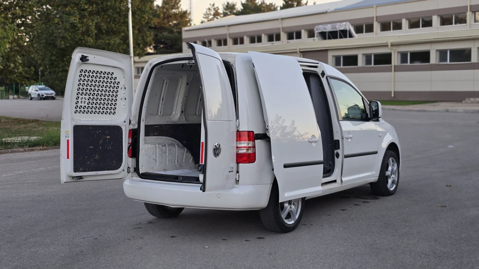 VW Caddy 1.6 TDI CLIMA, снимка 11 - Автомобили и джипове - 56341118