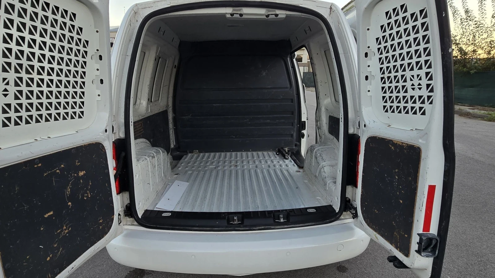 VW Caddy 1.6 TDI CLIMA, снимка 10 - Автомобили и джипове - 56341118