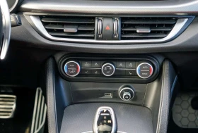 Alfa Romeo Stelvio Veloce /AWD /Red Interior/CARFAX/ФИНАНСИРАНЕ, снимка 15