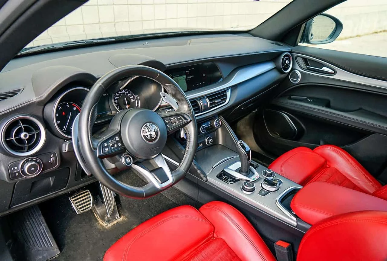 Alfa Romeo Stelvio Veloce /AWD /Red Interior/CARFAX/ФИНАНСИРАНЕ, снимка 12 - Автомобили и джипове - 54606585