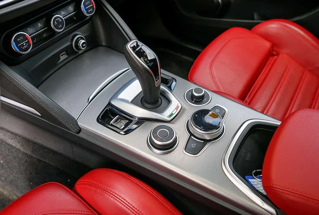 Alfa Romeo Stelvio Veloce /AWD /Red Interior/CARFAX/ФИНАНСИРАНЕ, снимка 16 - Автомобили и джипове - 54606585