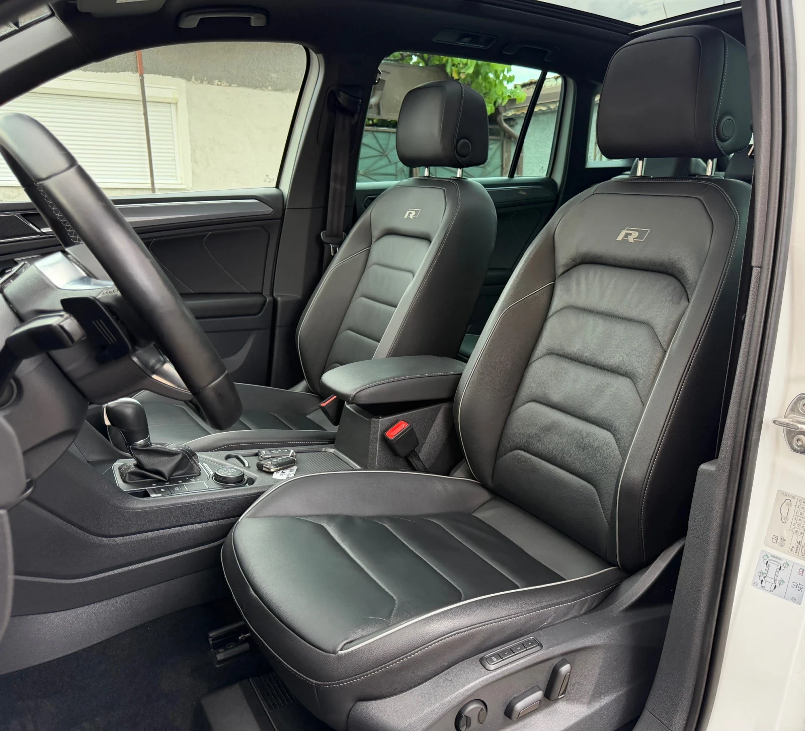 VW Tiguan 2.0 TDI R-LINE Highline 4 MOTION Внос Швейцария, снимка 14 - Автомобили и джипове - 55177700