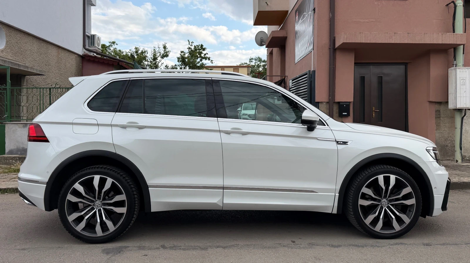 VW Tiguan 2.0 TDI R-LINE Highline 4 MOTION Внос Швейцария, снимка 7 - Автомобили и джипове - 55177700