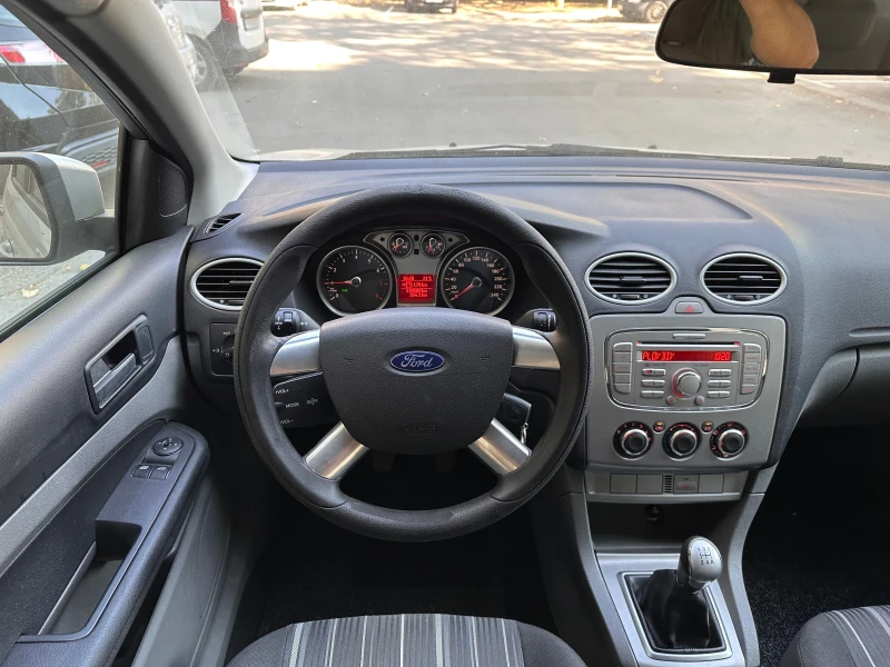 Ford Focus 1.6i Бензин/Климатик/Парктроник, снимка 10 - Автомобили и джипове - 47383186