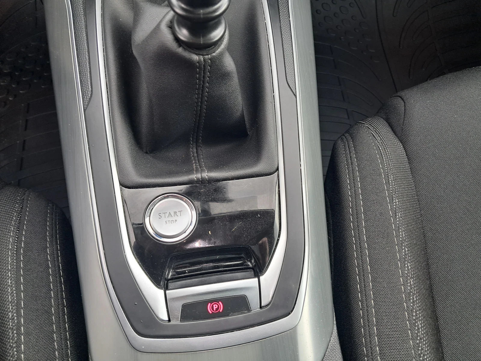 Peugeot 308 1.2 TURBO FULL ЕКСТРИ, снимка 14 - Автомобили и джипове - 53961371