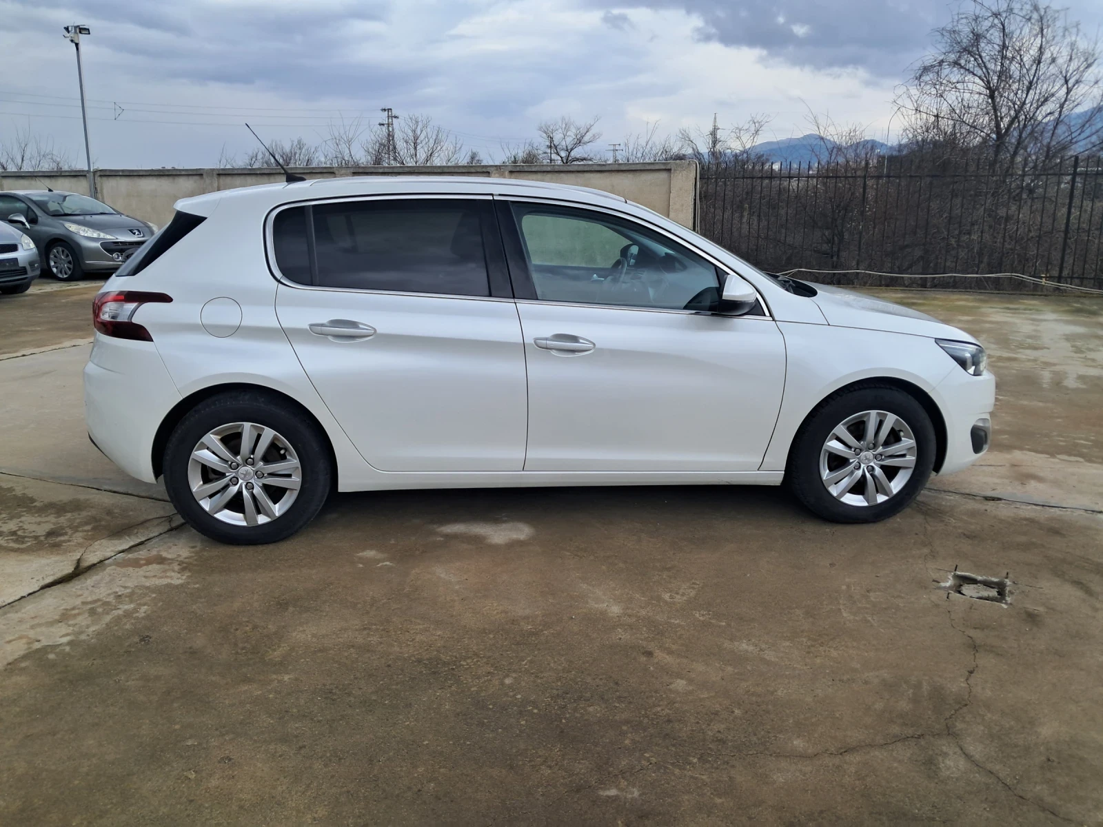 Peugeot 308 1.2 TURBO FULL ЕКСТРИ, снимка 4 - Автомобили и джипове - 53961371