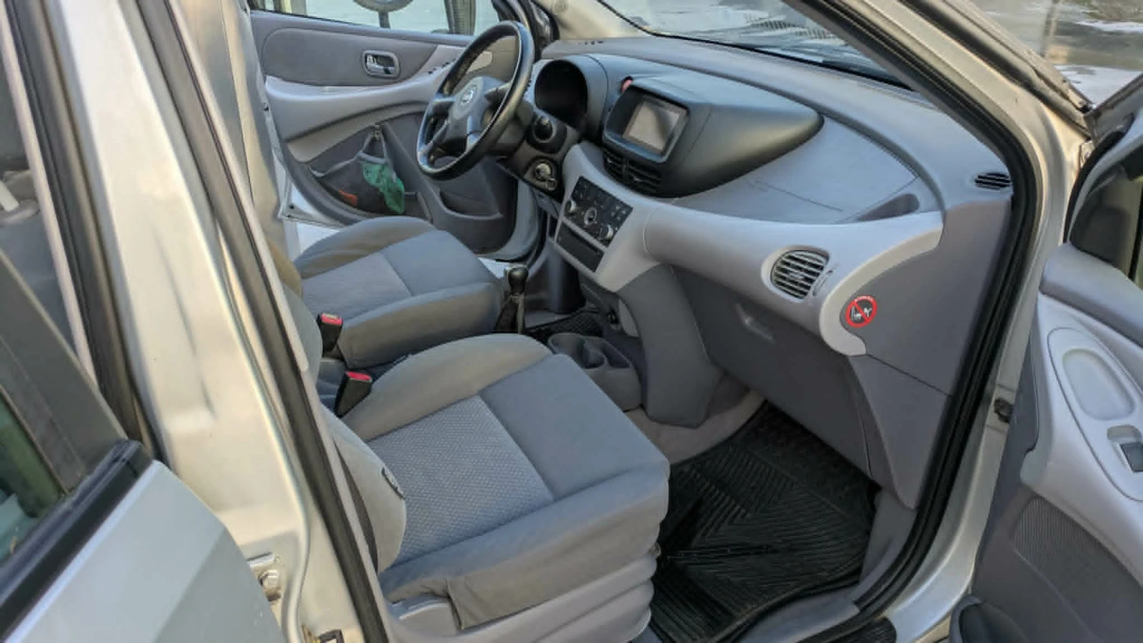 Nissan Almera tino, снимка 13 - Автомобили и джипове - 54422409