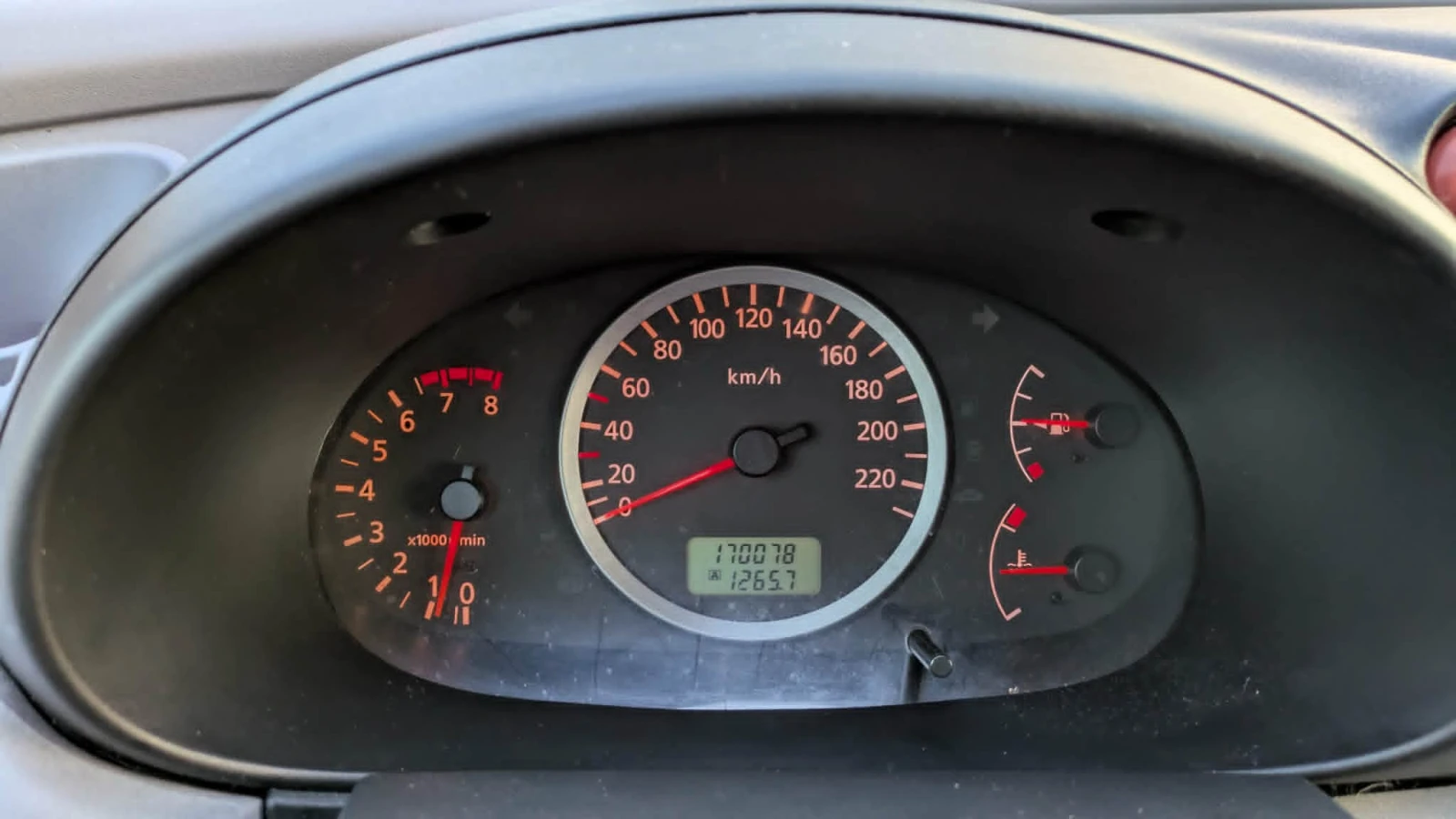 Nissan Almera tino, снимка 11 - Автомобили и джипове - 54422409