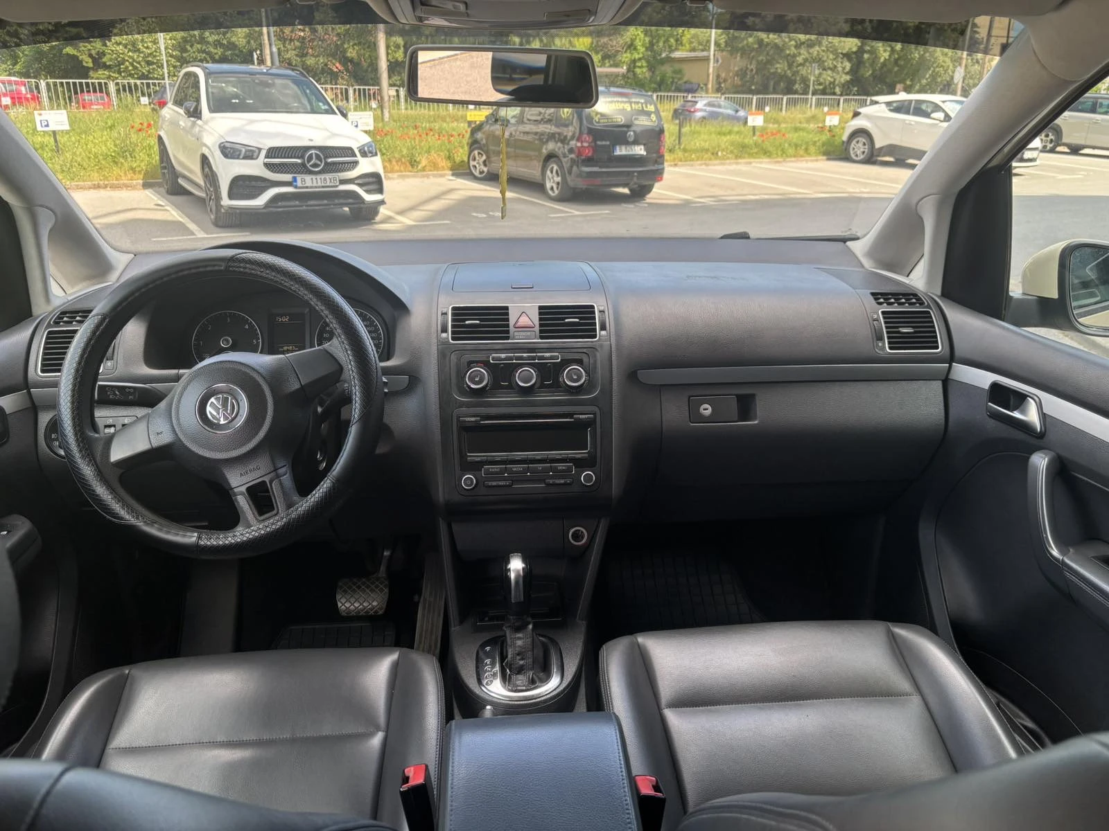 VW Touran 1.6TDI Автомат 6+ 1, снимка 6 - Автомобили и джипове - 54822431