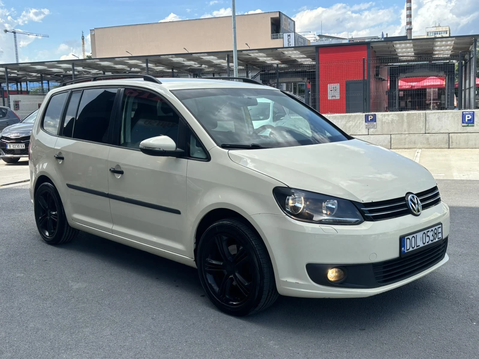 VW Touran 1.6TDI Автомат 6+ 1, снимка 3 - Автомобили и джипове - 54822431