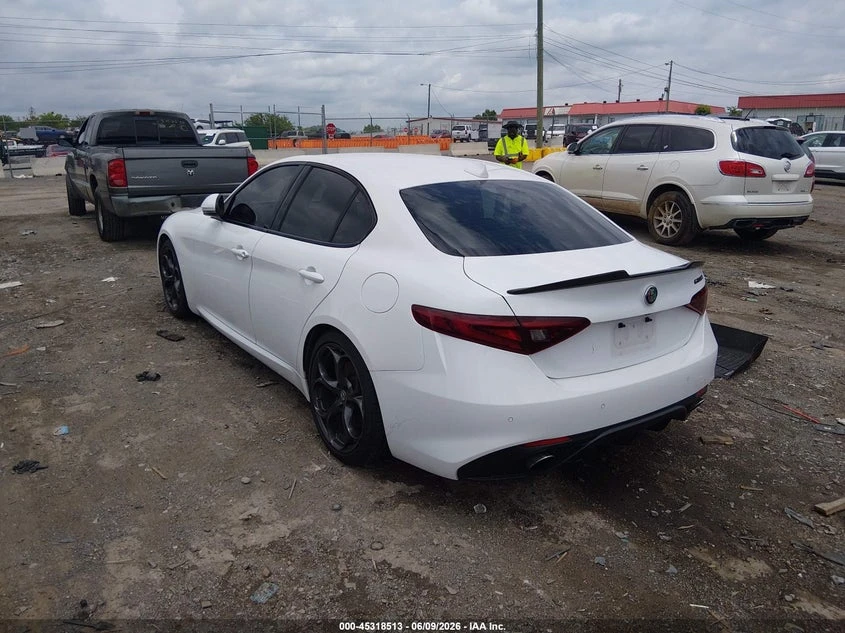 Alfa Romeo Giulia 2.0l Ti Rwd, снимка 3 - Автомобили и джипове - 55586540