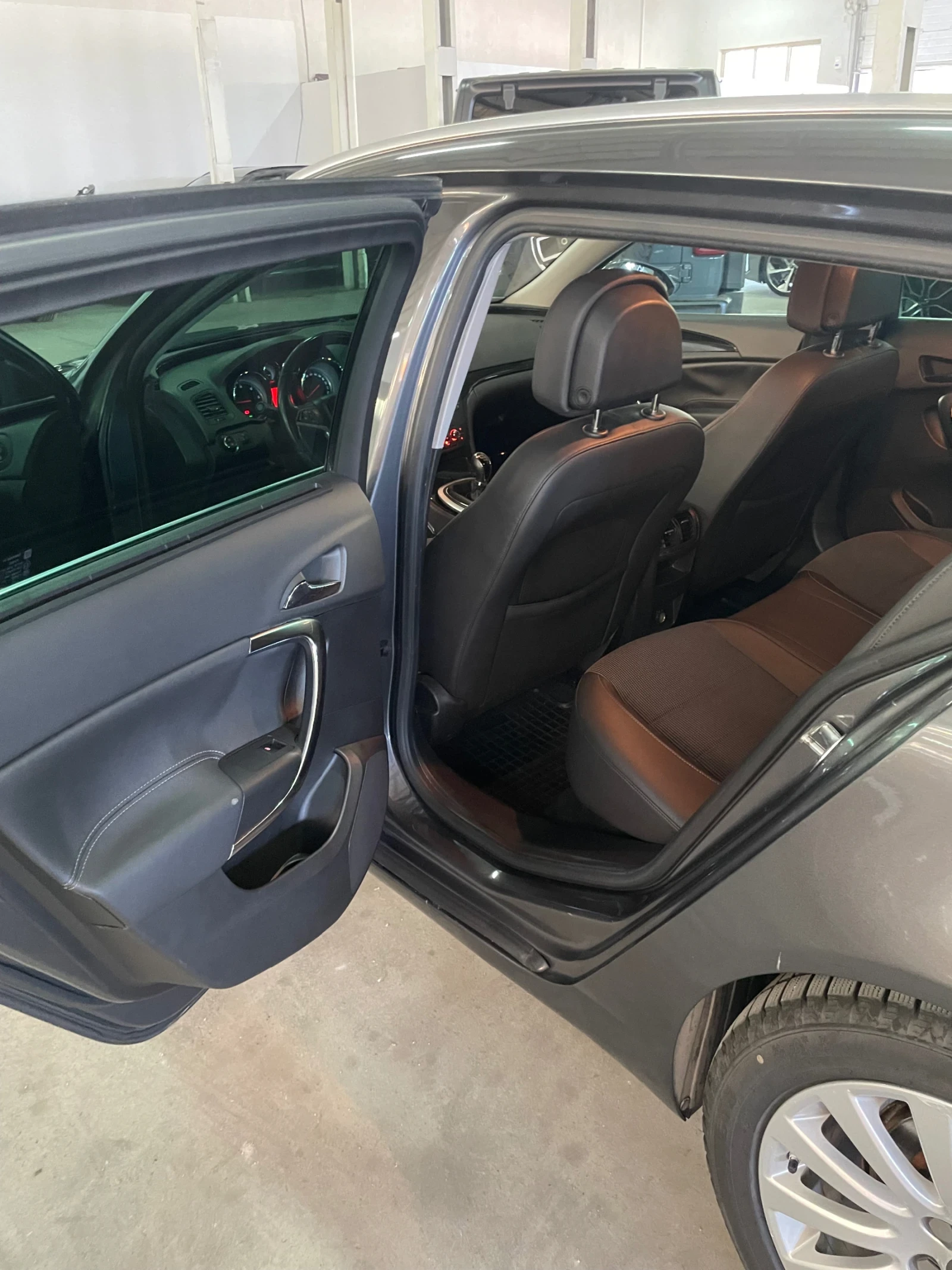 Opel Insignia 2.0CDTI/6скор/ОБСЛУЖЕНА!!!, снимка 14 - Автомобили и джипове - 55960927