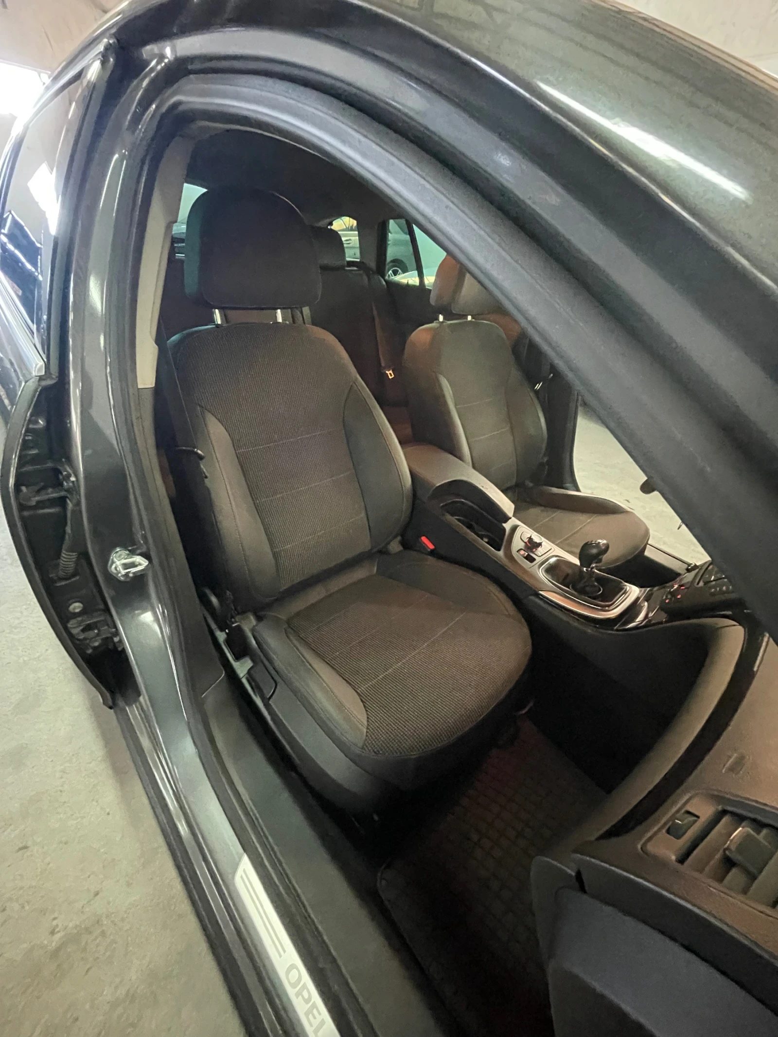 Opel Insignia 2.0CDTI/6скор/ОБСЛУЖЕНА!!!, снимка 12 - Автомобили и джипове - 55960927