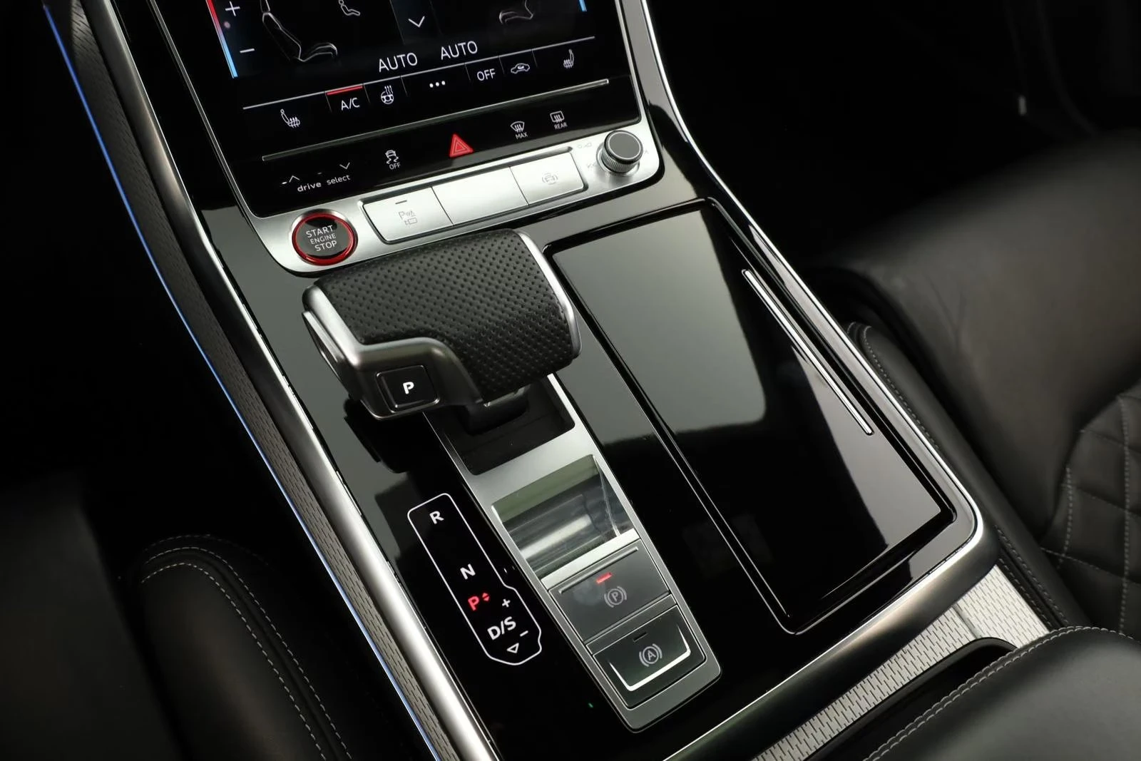 Audi SQ8 FACELIFT / BLACK OPTIC / MATRIX/ B&O / PANO / 23 /, снимка 14 - Автомобили и джипове - 56067317