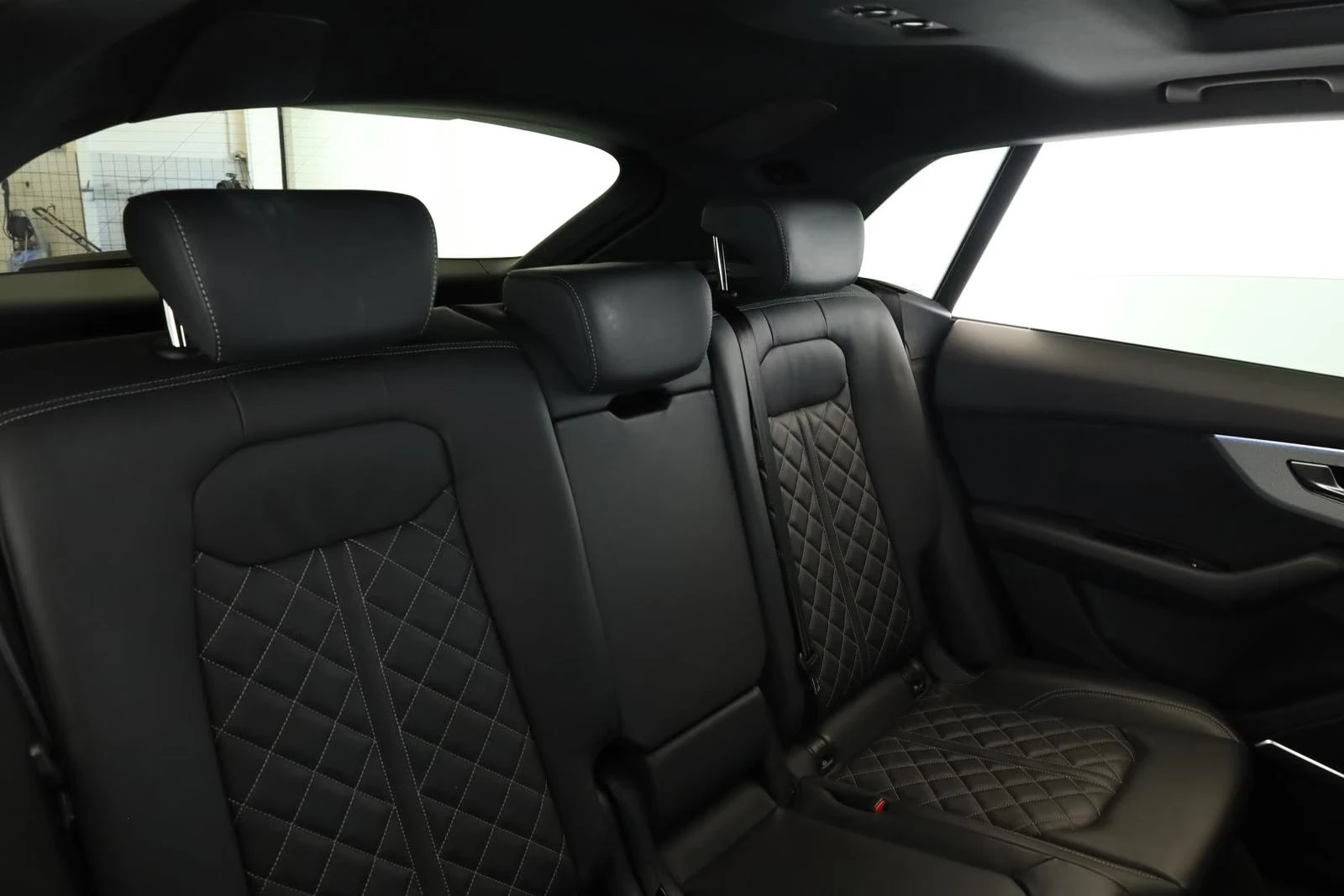 Audi SQ8 FACELIFT / BLACK OPTIC / MATRIX/ B&O / PANO / 23 /, снимка 16 - Автомобили и джипове - 56067317
