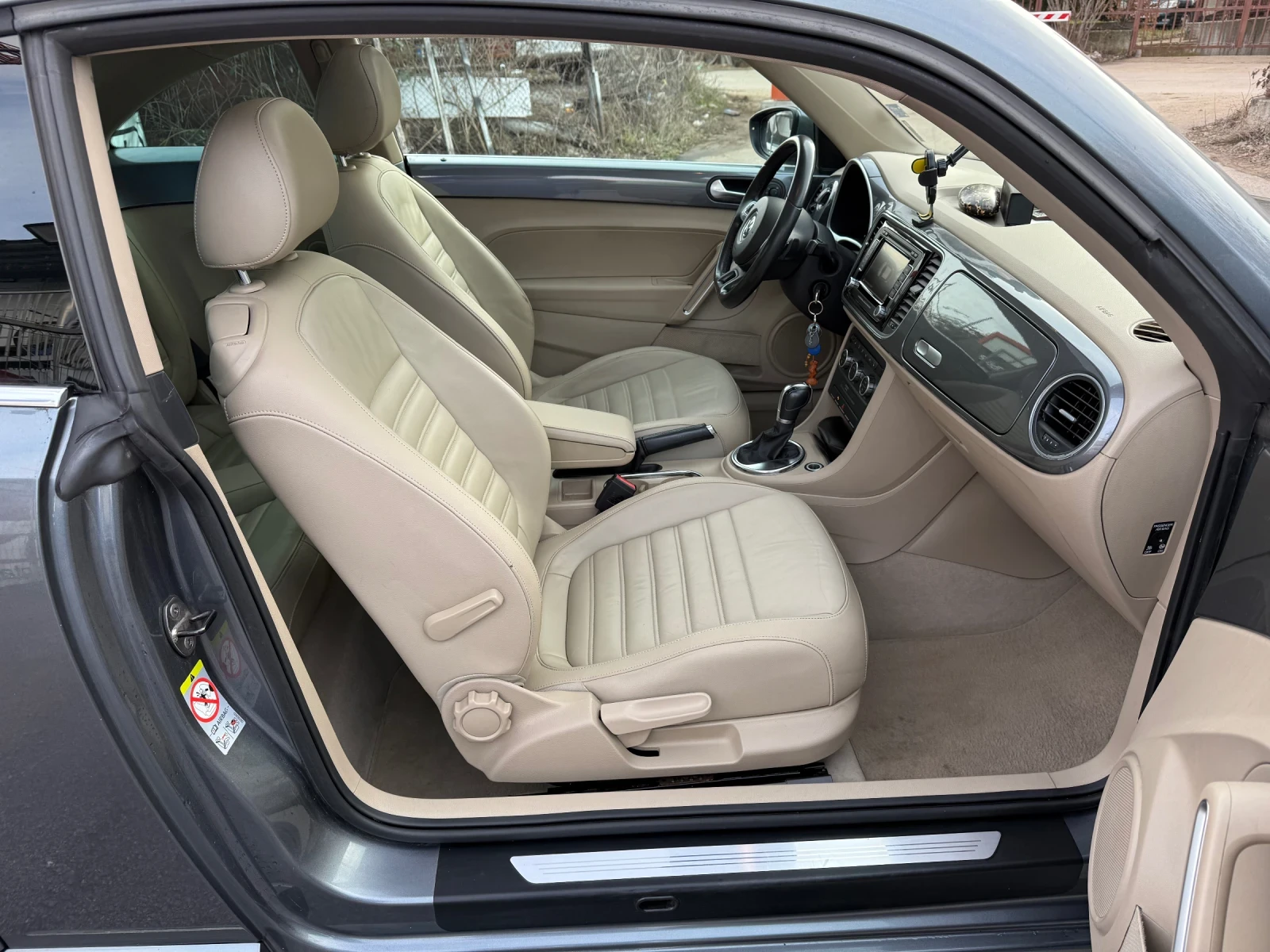 VW Beetle 2.0TDI Desing/DSG/Автопилот/Кожа/Подгрев/LED/Xenon | Mobile.bg — изображение 12