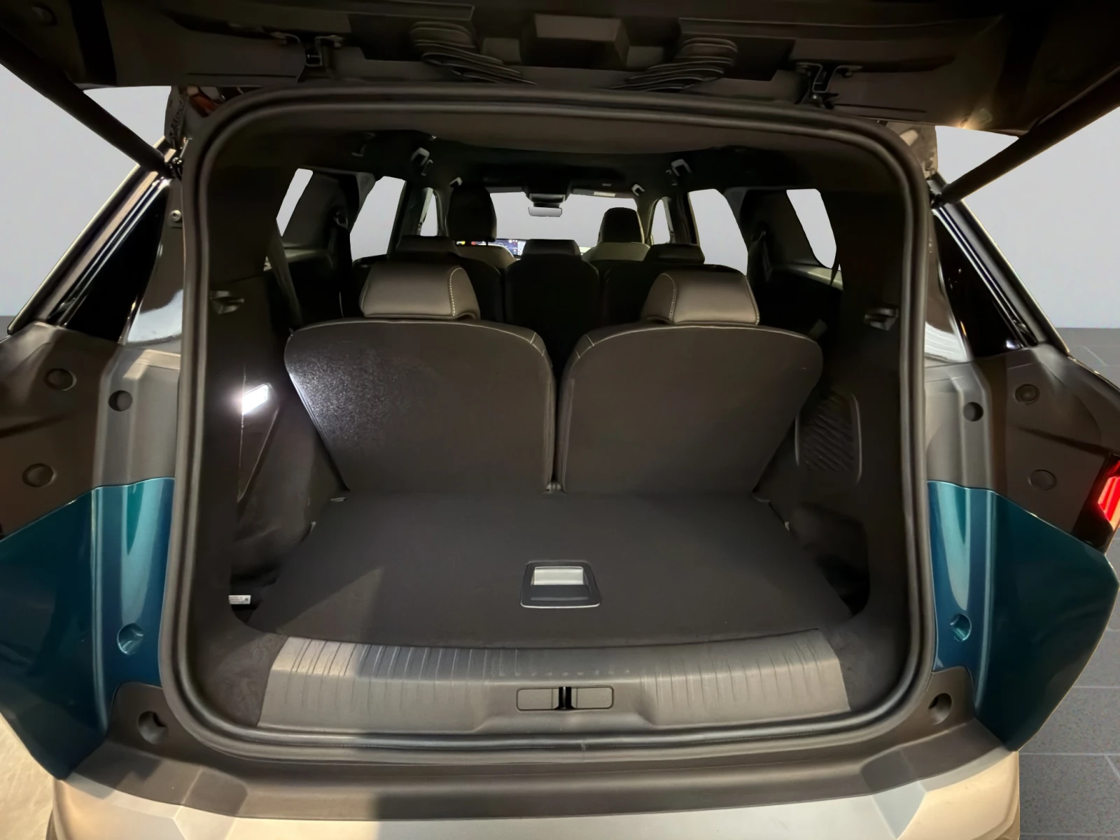 Peugeot 5008 GT 1.2 PureTech 145 HYBRID Гаранция до 11.2029 г., снимка 13 - Автомобили и джипове - 54137327