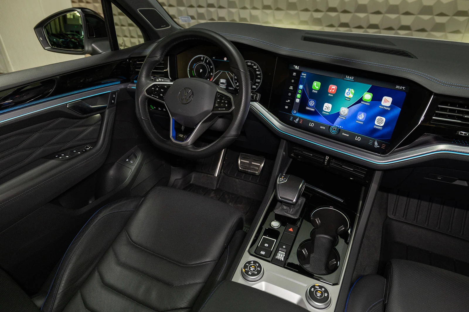 VW Touareg  R eHybrid | Гаранция| Панорама| Въздушно окачванe, снимка 11 - Автомобили и джипове - 55177514
