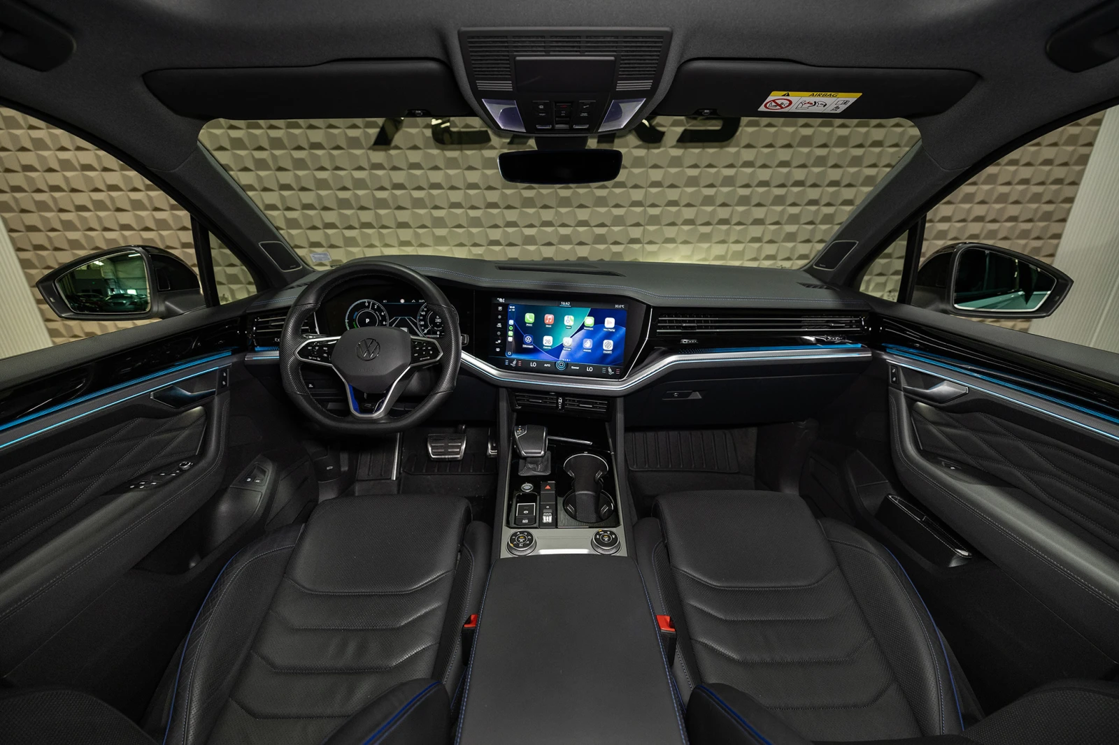 VW Touareg  R eHybrid | Гаранция| Панорама| Въздушно окачванe, снимка 9 - Автомобили и джипове - 55177514
