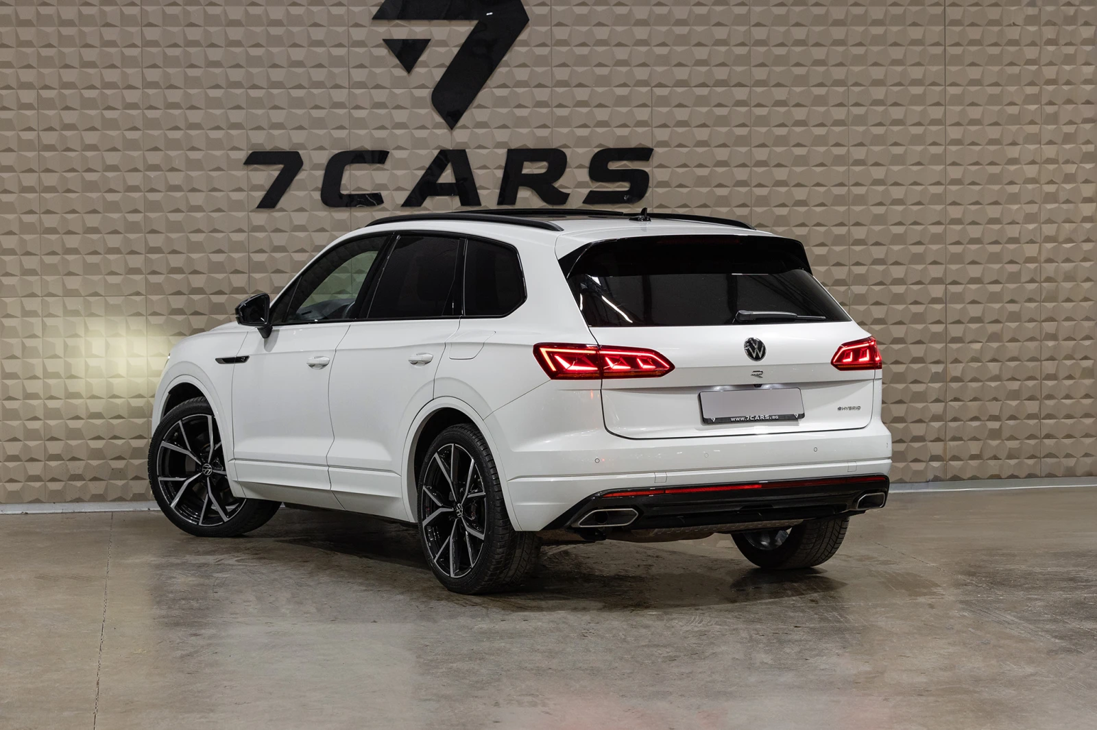 VW Touareg  R eHybrid | Гаранция| Панорама| Въздушно окачванe, снимка 4 - Автомобили и джипове - 55177514