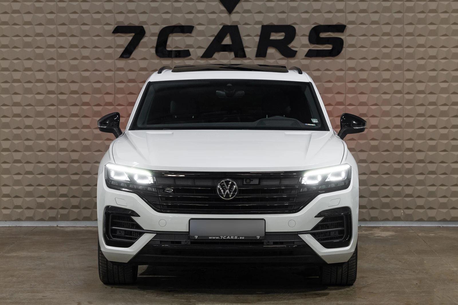 VW Touareg  R eHybrid | Гаранция| Панорама| Въздушно окачванe, снимка 2 - Автомобили и джипове - 55177514