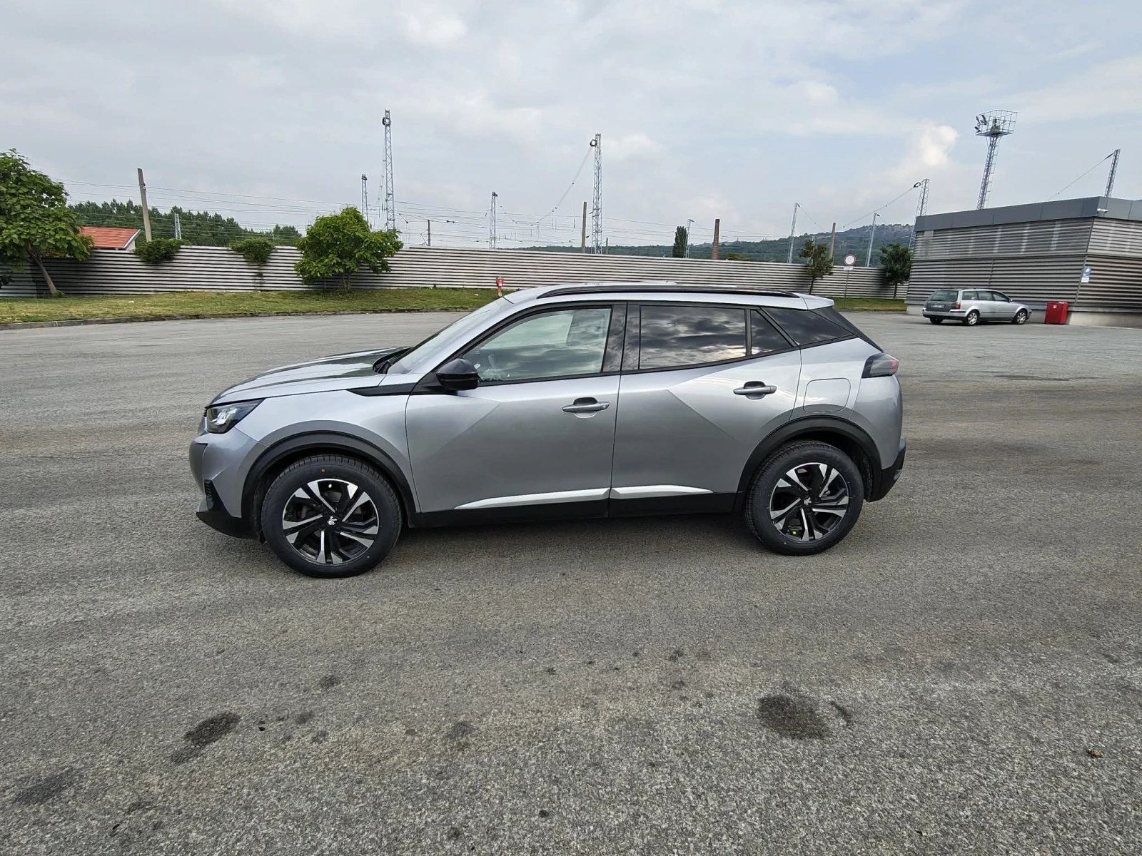 Peugeot 2008 1.2 Allure Tech, снимка 4 - Автомобили и джипове - 55278185