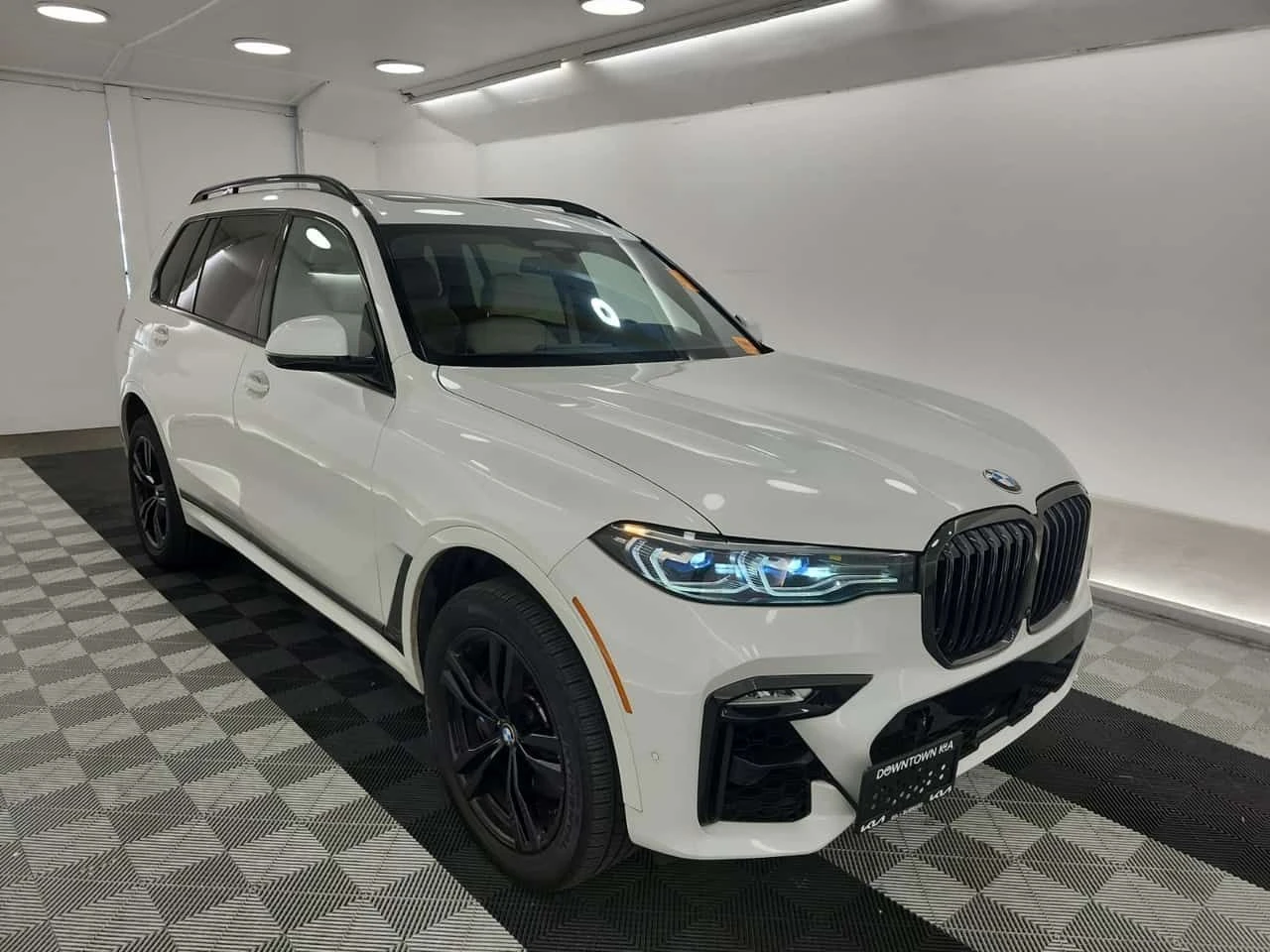 BMW X7 M50I| SWAROWSKI| SKY LOUNGE| МАСАЖИ| 7 МЕСТЕН| , снимка 2 - Автомобили и джипове - 54134802