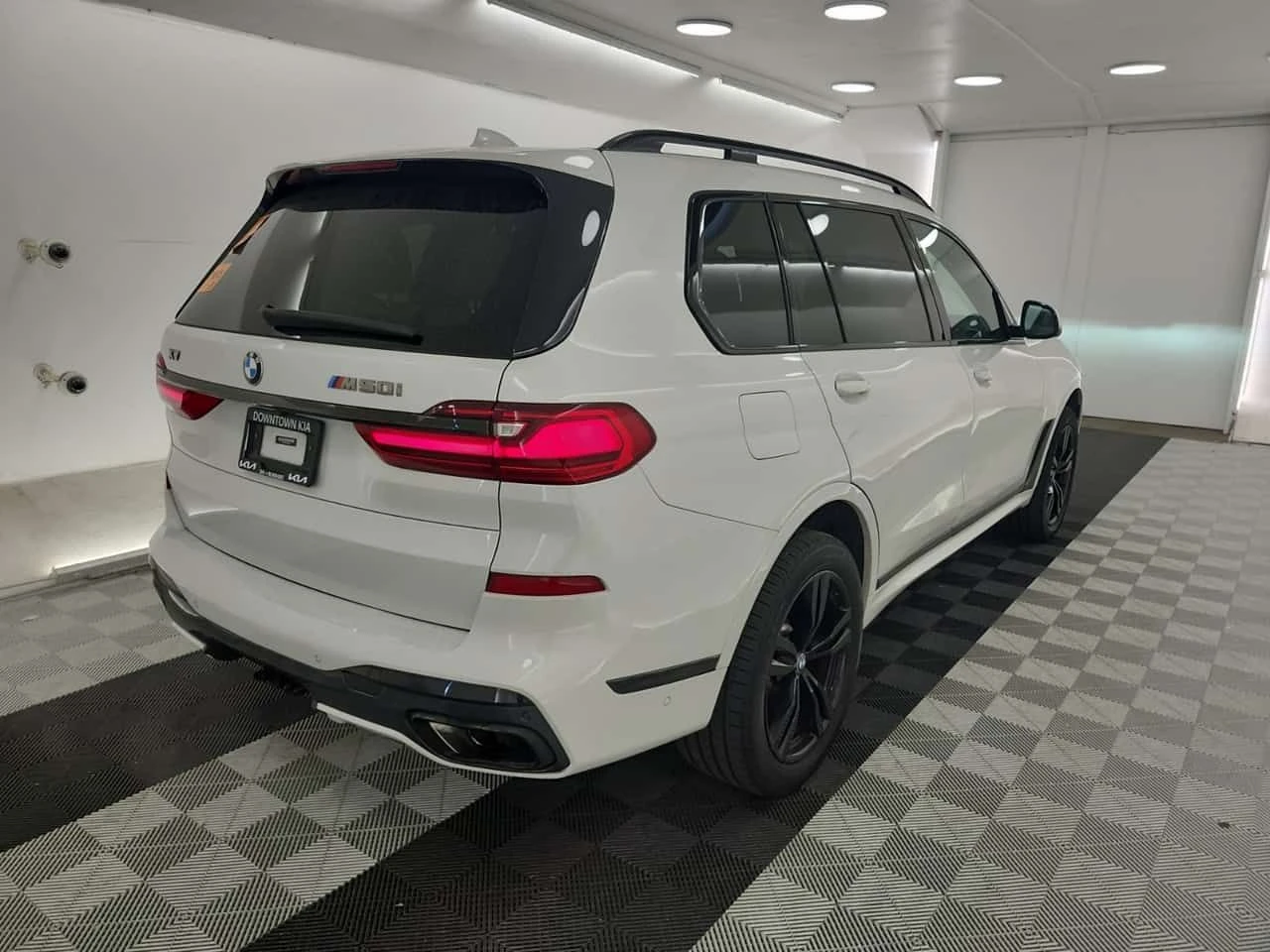 BMW X7 M50I| SWAROWSKI| SKY LOUNGE| МАСАЖИ| 7 МЕСТЕН| , снимка 3 - Автомобили и джипове - 54134802