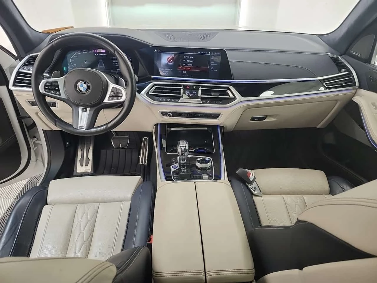 BMW X7 M50I| SWAROWSKI| SKY LOUNGE| МАСАЖИ| 7 МЕСТЕН| , снимка 9 - Автомобили и джипове - 54134802
