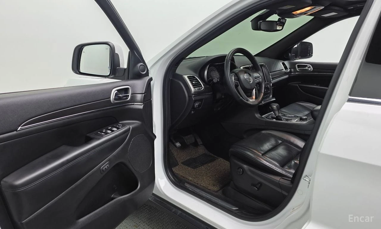 Jeep Grand cherokee 3.6* V6* 8ZF* ПОДГРЕВ* ОБДУХВАНЕ* КАМЕРА* КЕЙЛЕС* , снимка 4 - Автомобили и джипове - 54736965