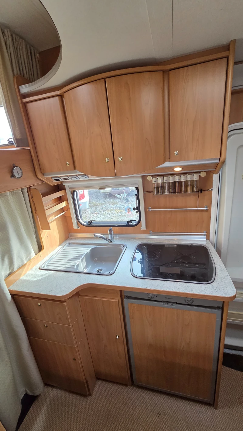 Кемпер Burstner A574-3 Рампа за мотор! 69000км !, снимка 10 - Каравани и кемпери - 53210111