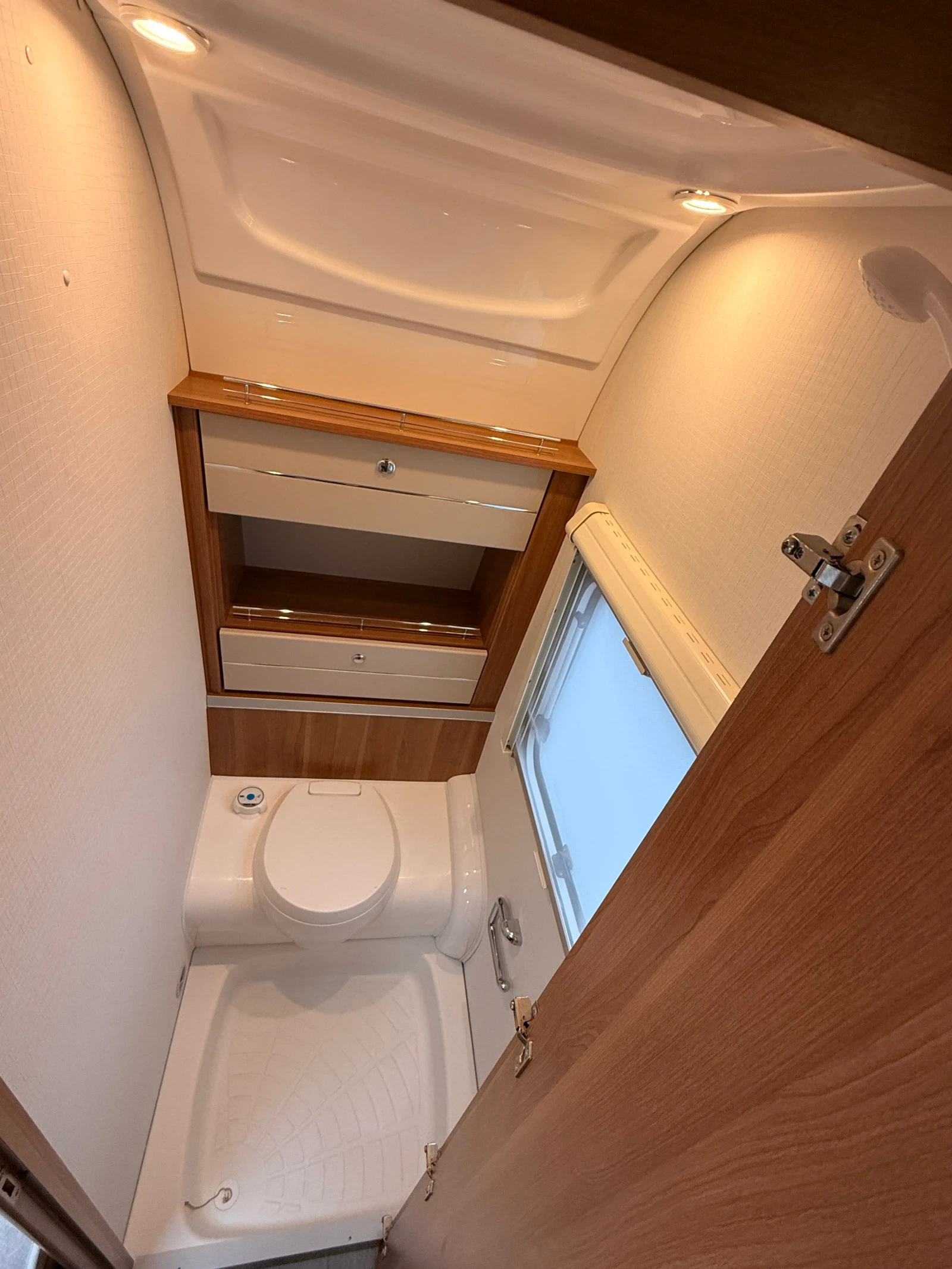 Каравана Fendt 465 Saphir IC-Line Климатик, мувър, тента, солар, снимка 14 - Каравани и кемпери - 53724391