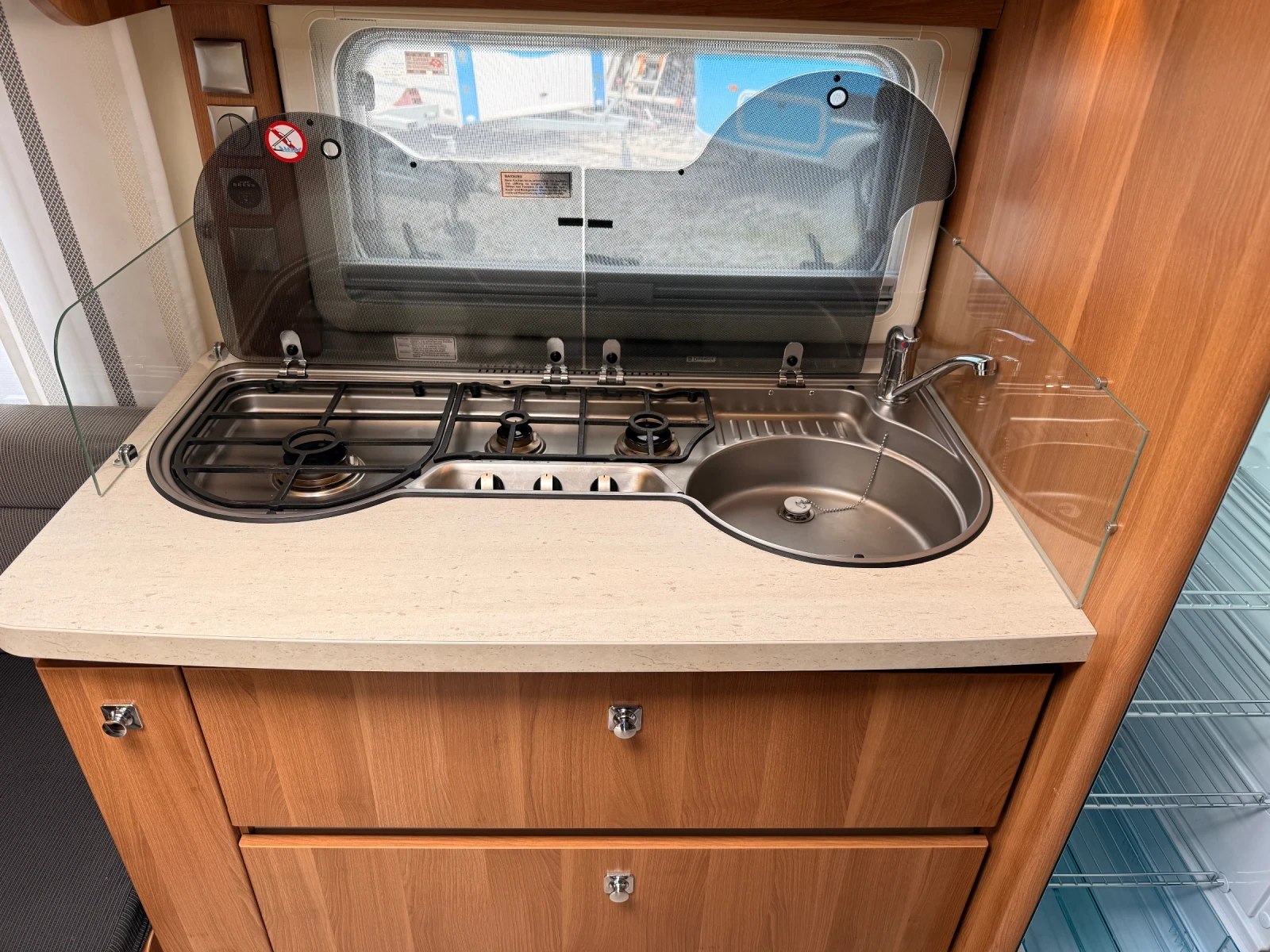 Каравана Fendt 465 Saphir IC-Line Климатик, мувър, тента, солар, снимка 10 - Каравани и кемпери - 53724391