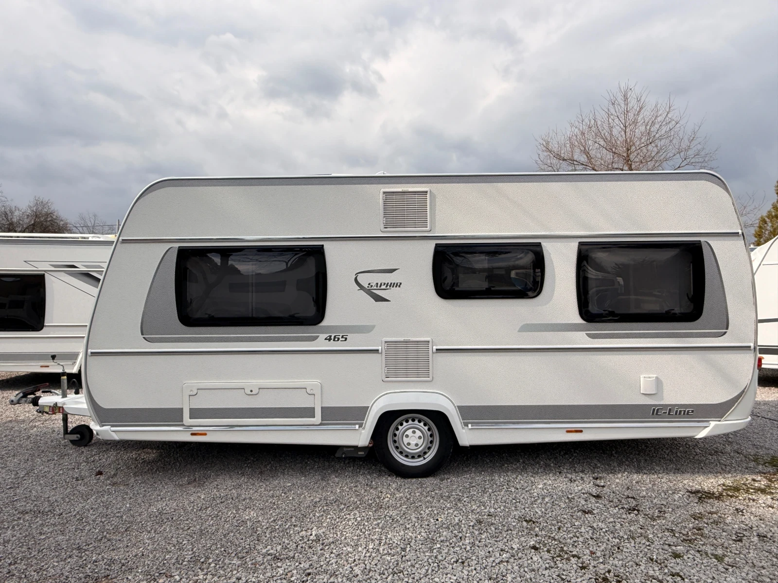 Каравана Fendt 465 Saphir IC-Line Климатик, мувър, тента, солар, снимка 2 - Каравани и кемпери - 53724391