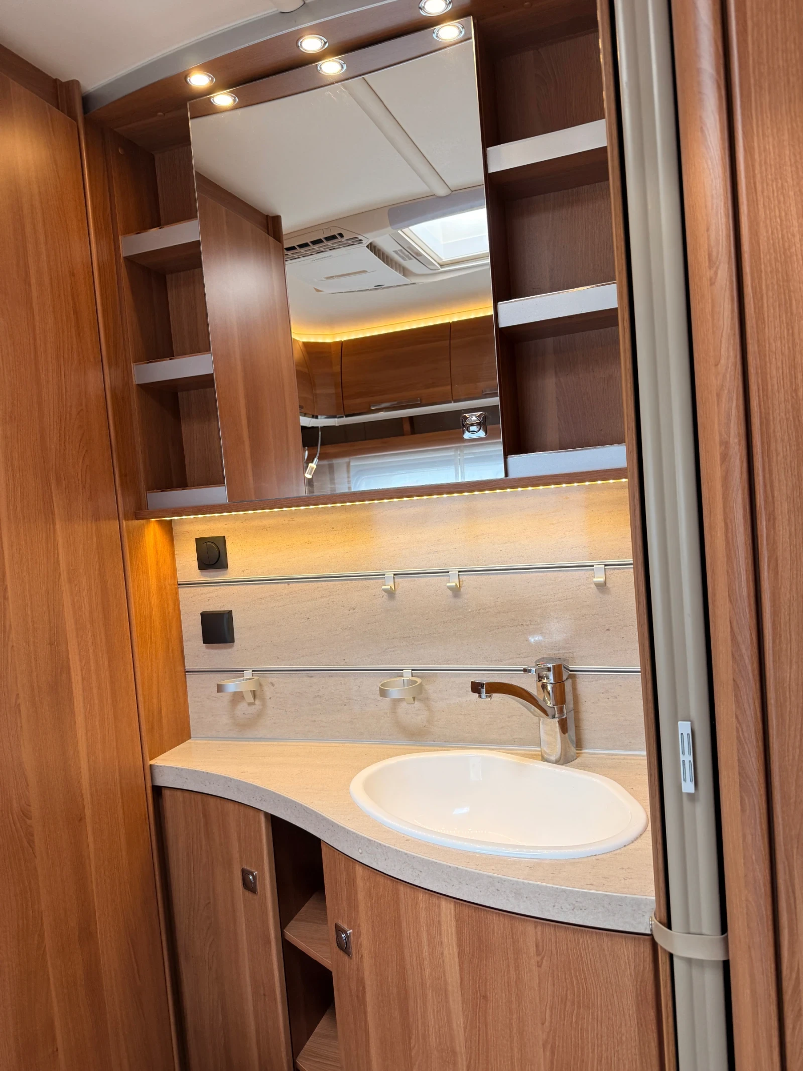 Каравана Fendt 465 Saphir IC-Line Климатик, мувър, тента, солар, снимка 13 - Каравани и кемпери - 53724391